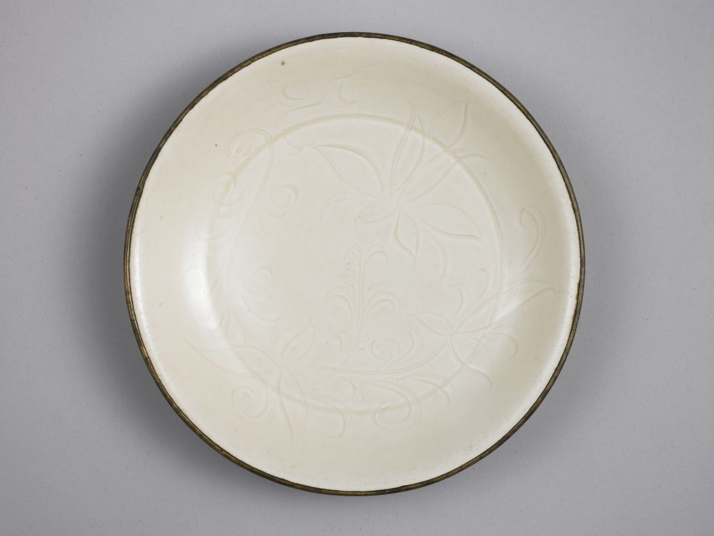 图片[2]-Ding Kiln White Glaze Carved Hemerocallis Plate-China Archive